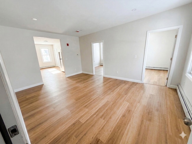 10 Shippee Ave in West Warwick, RI - Foto de edificio - Building Photo