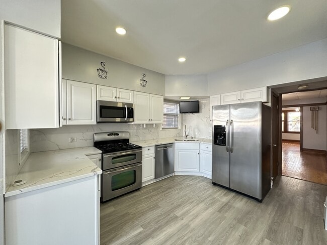 3117 N Mango Ave, Unit J05P in Chicago, IL - Building Photo - Building Photo