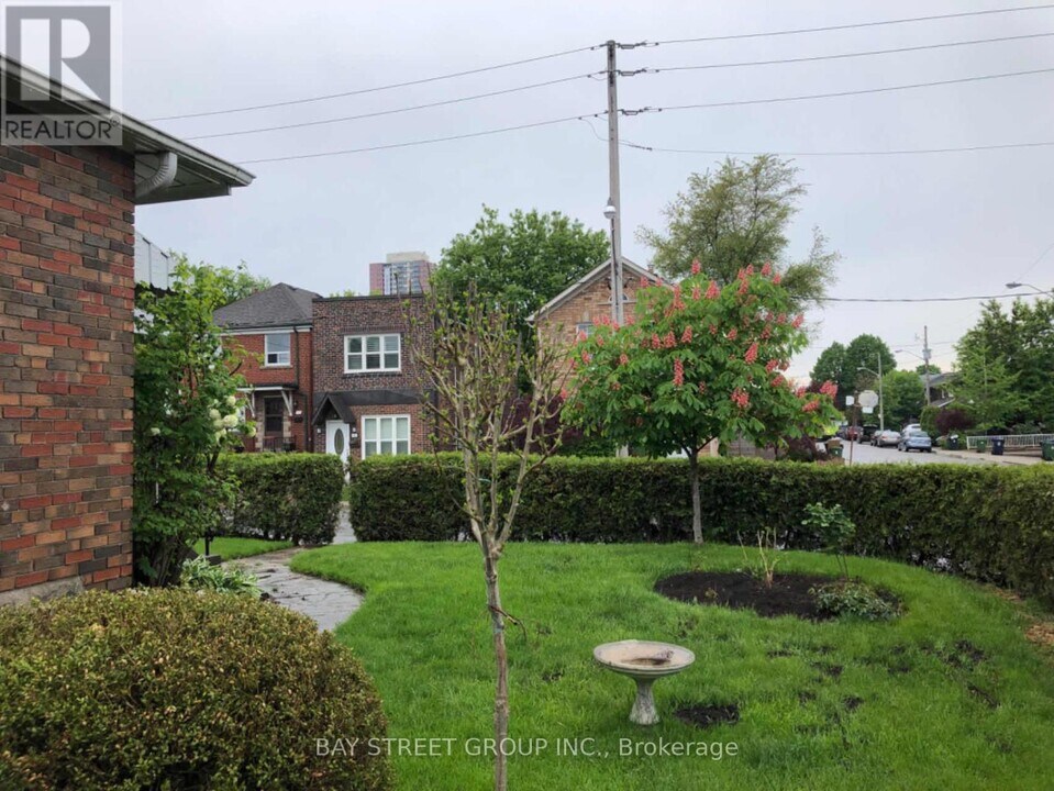 61-61 Lightbourn Ave in Toronto, ON - Building Photo