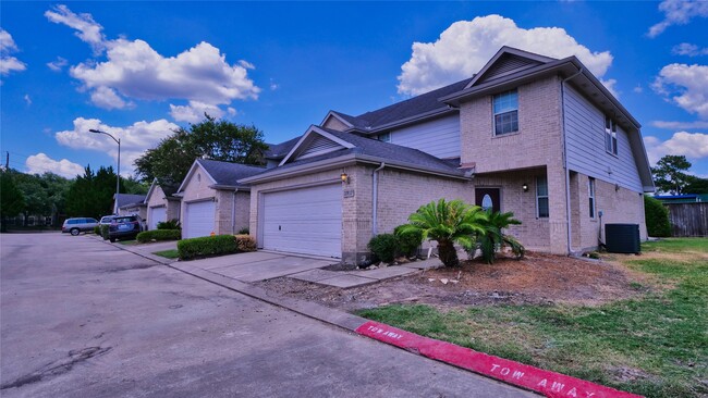 2931 Meadowglen Cove