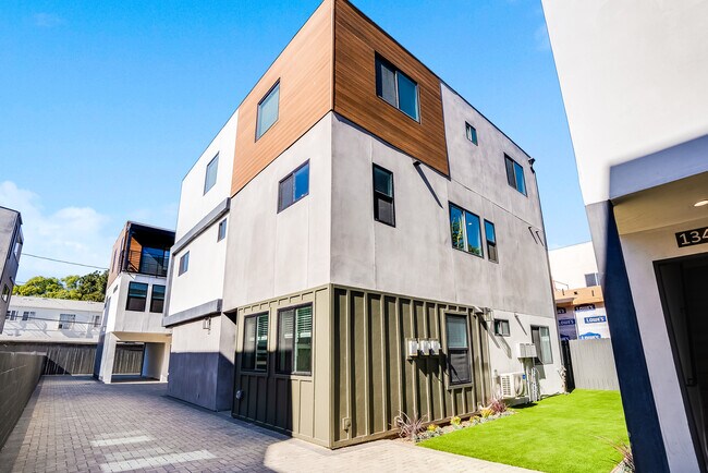 1345 Seward St, Unit 1345 3-6 in Los Angeles, CA - Building Photo - Building Photo