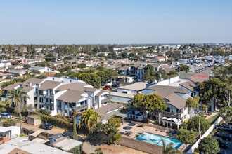 Beachpoint Apartments in Huntington Beach, CA - Building Photo - Building Photo