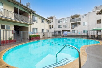 Chateau Laurel Apartments in North Hollywood, CA - Foto de edificio - Building Photo
