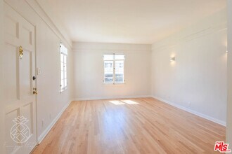 1069 S Holt Ave in Los Angeles, CA - Building Photo - Building Photo