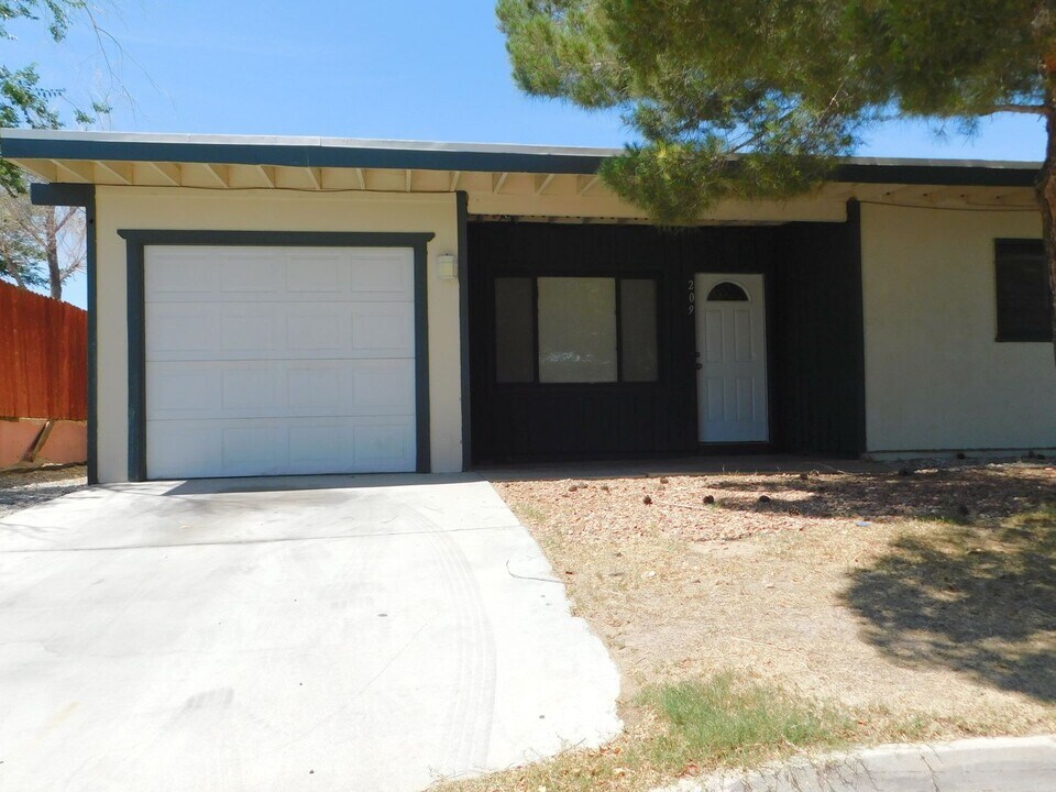209 Palm Dr in Ridgecrest, CA - Building Photo