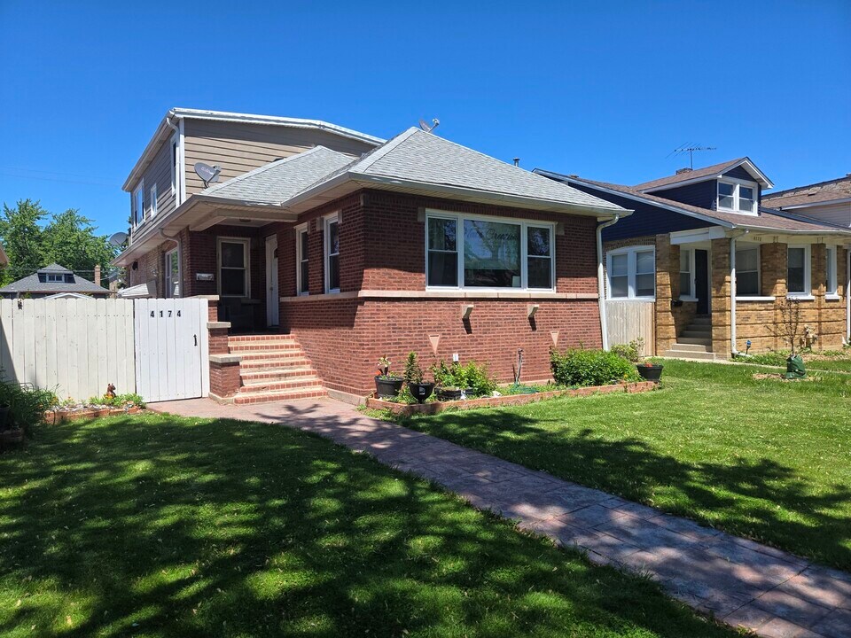 4174 W Nelson St in Chicago, IL - Building Photo