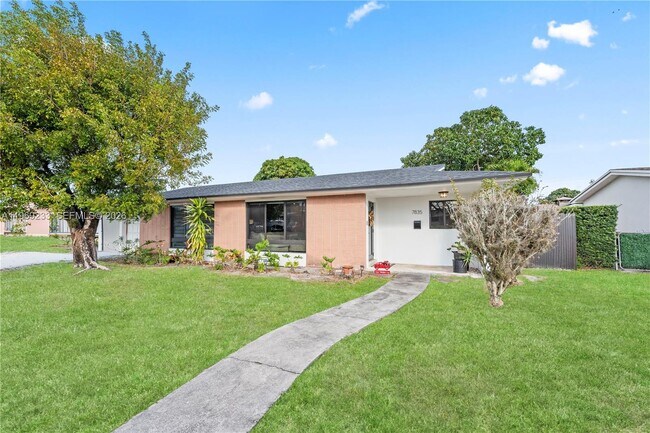 7835 W 16th Ct in Hialeah, FL - Building Photo - Building Photo