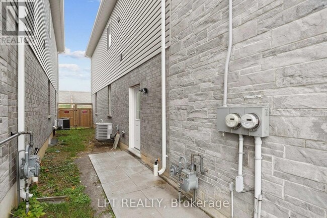 140 Springvalley Crescent in Hamilton, ON - Building Photo - Building Photo