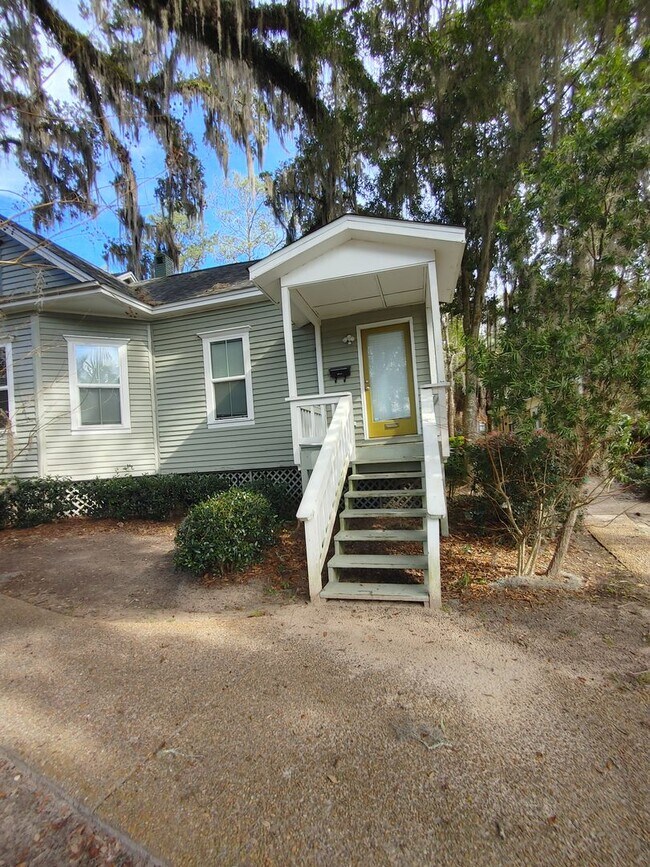 property at 833 E Park Ave