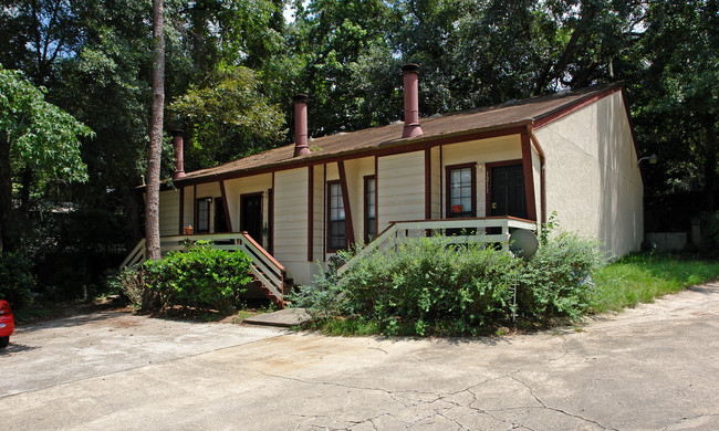 1213 Chee Ln in Tallahassee, FL - Foto de edificio - Building Photo