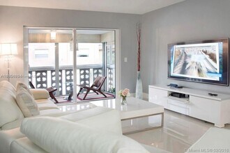 801 Pine Dr in Pompano Beach, FL - Foto de edificio - Building Photo