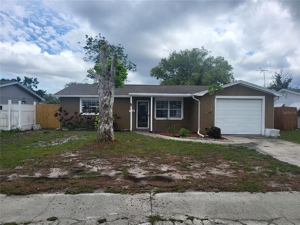 3136 Huntington Rd in Holiday, FL - Building Photo