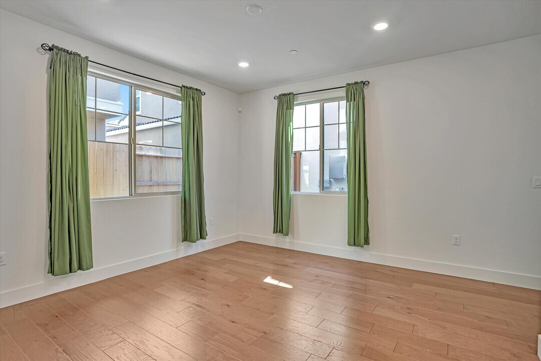 10466 Oboe Way in Elk Grove, CA - Building Photo