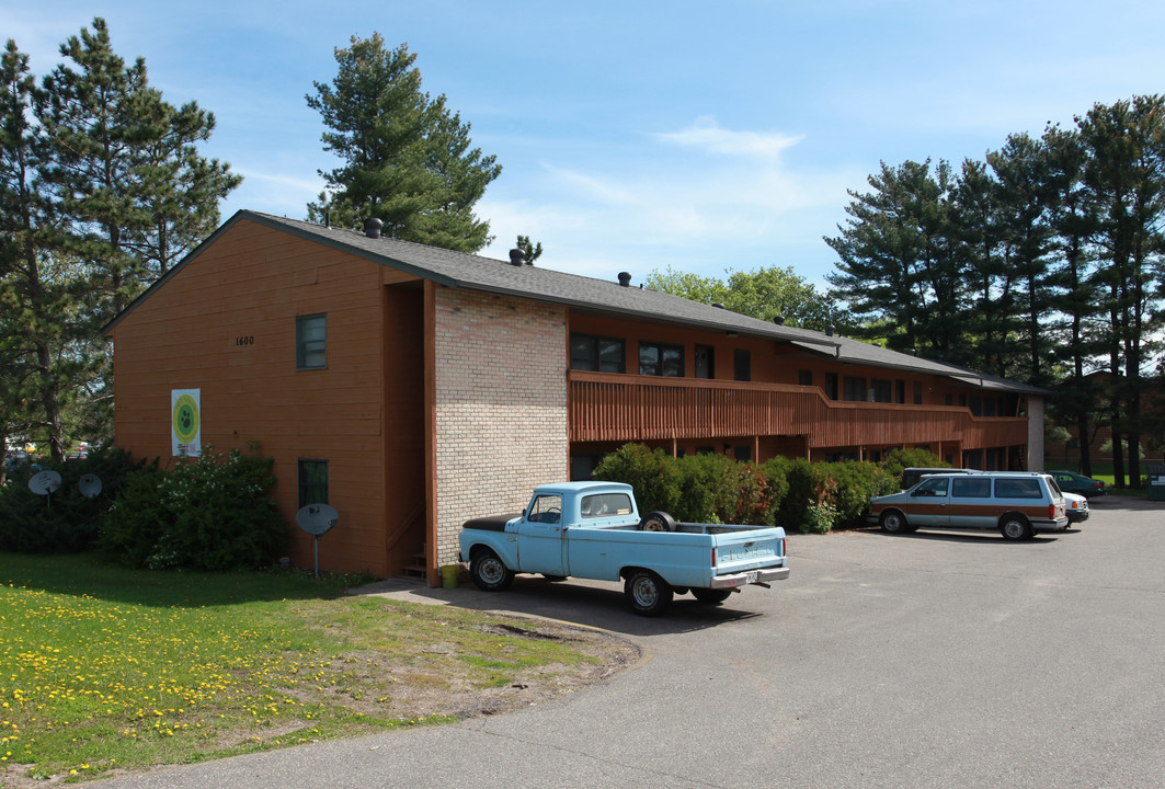 1600 Aspen Dr in Hudson, WI - Building Photo