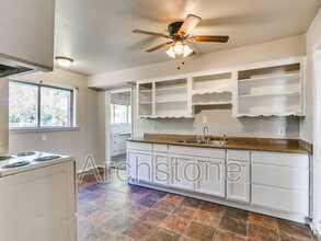 527 E Boeing Dr in Midwest City, OK - Building Photo - Building Photo