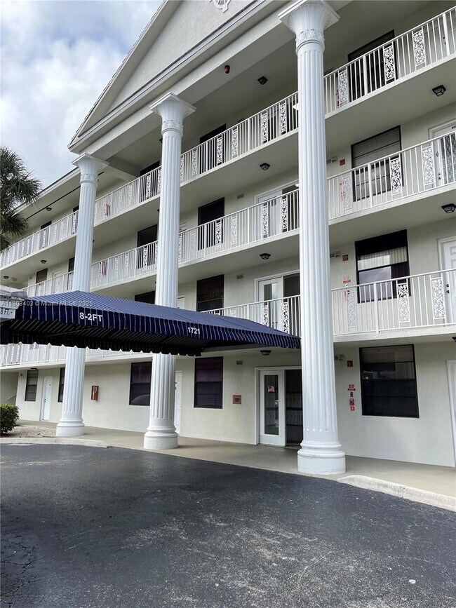 1721 Whitehall Dr in Davie, FL - Building Photo - Building Photo