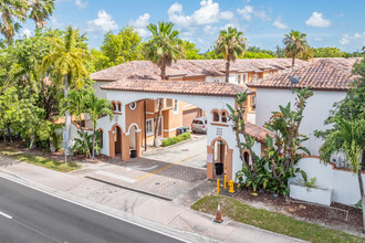 The Village at West Miami in West Miami, FL - Foto de edificio - Building Photo