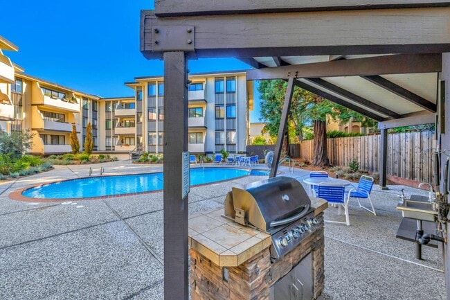 1515 Floribunda Ave in Burlingame, CA - Building Photo - Building Photo