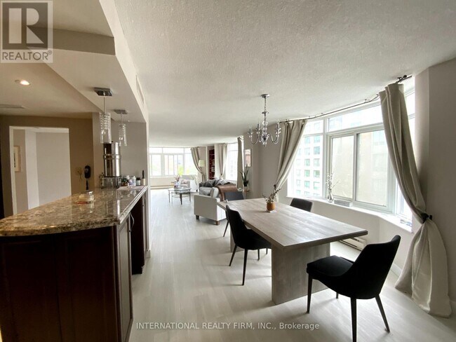 135-135 George St S in Toronto, ON - Building Photo - Building Photo