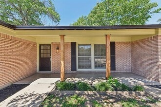 11702 N Oaks Dr in Austin, TX - Building Photo - Building Photo