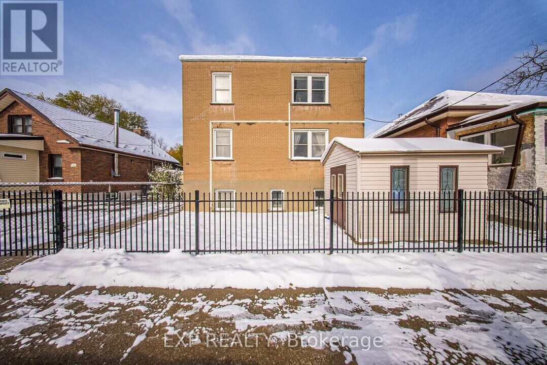 36 Market St in Brampton, ON - Building Photo