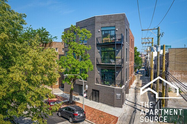 1050 W Cornelia Ave, Unit 302 in Chicago, IL - Foto de edificio - Building Photo
