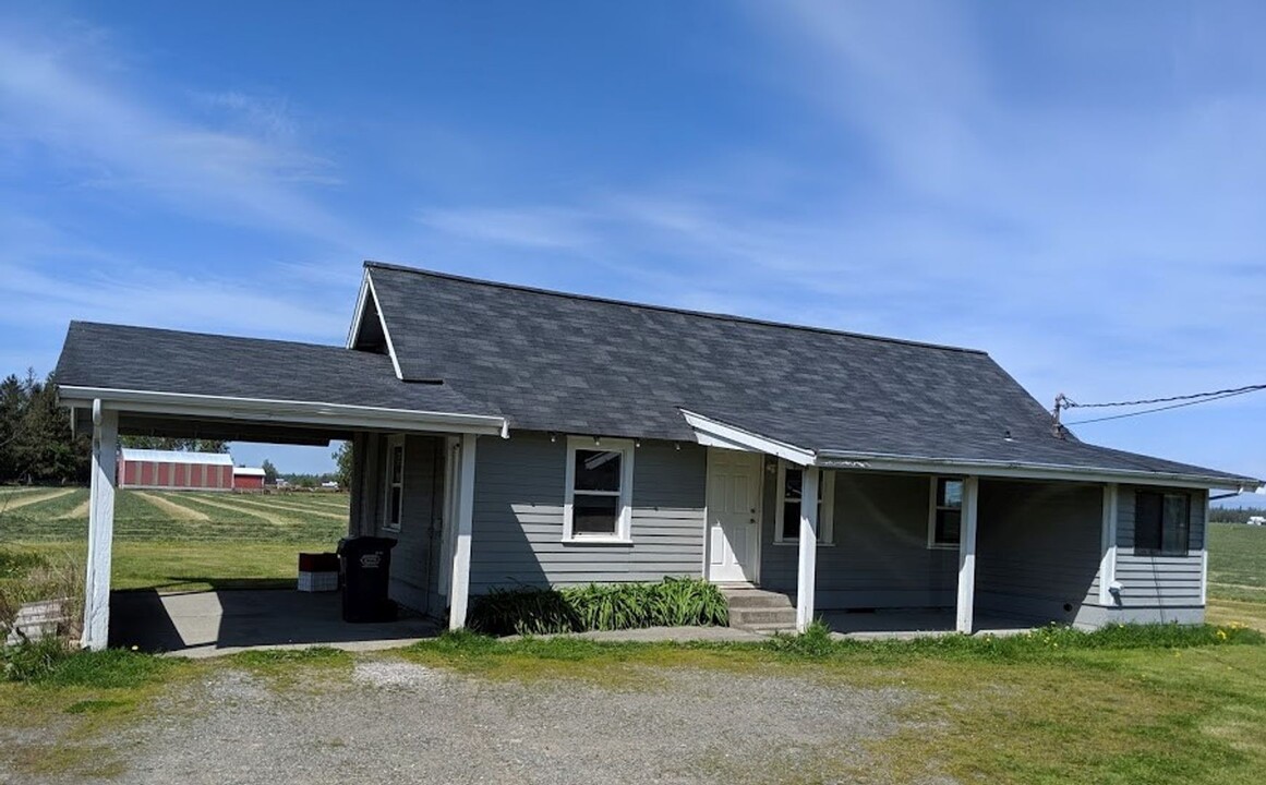 8123 Nooksack Rd in Everson, WA - Building Photo