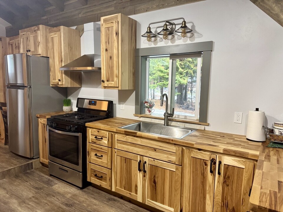 227 Lost in the Woods Ln in Athol, ID - Foto de edificio