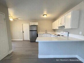 5187 Garden Ln in Las Vegas, NV - Building Photo - Building Photo