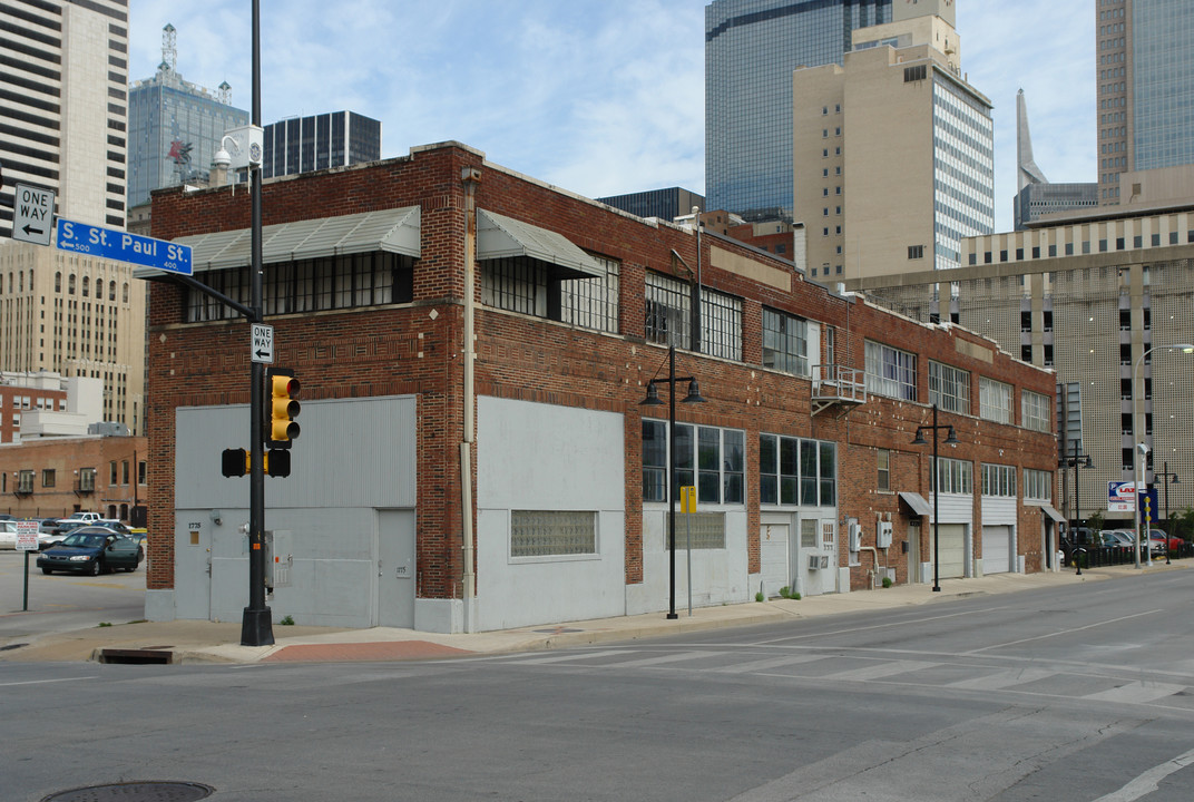 1775 Young St in Dallas, TX - Foto de edificio