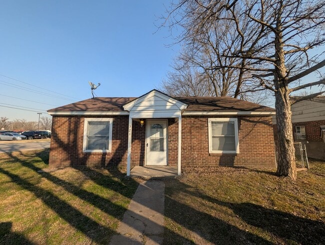 property at 323 N Indianola St