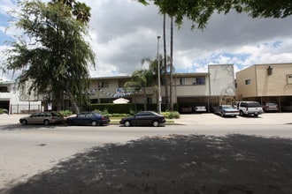 8240 Owensmouth Avenue Apartments in Canoga Park, CA - Foto de edificio - Building Photo