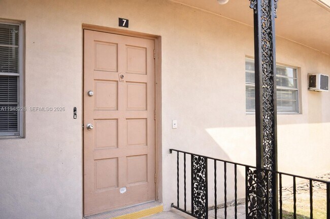 5300 Hollywood Blvd in Hollywood, FL - Foto de edificio - Building Photo