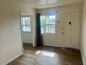 5307 Roseland St, Unit 5307 Roseland st in Los Angeles, CA - Foto de edificio - Building Photo