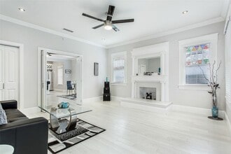 4719 Junius St, Unit 3 in Dallas, TX - Foto de edificio - Building Photo