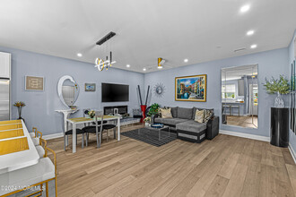 64 Sheridan Ave in Seaside Heights, NJ - Foto de edificio - Building Photo