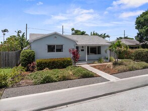 1305 N J Terrace in Lake Worth Beach, FL - Building Photo - Building Photo