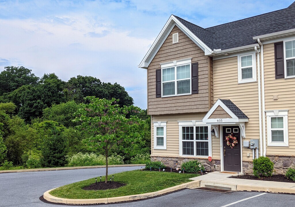 Hunters Pointe Townhomes in York, PA - Foto de edificio
