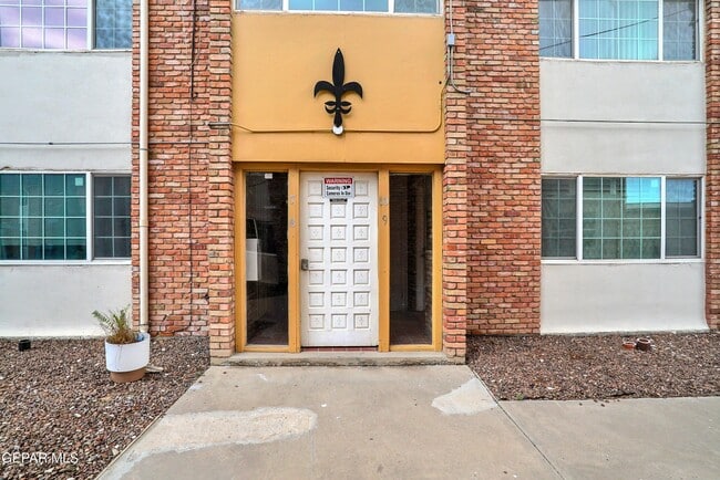 333 Eubank Ct in El Paso, TX - Building Photo - Building Photo