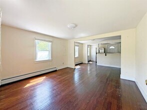 1035 Parkway St in Riverhead, NY - Building Photo - Building Photo