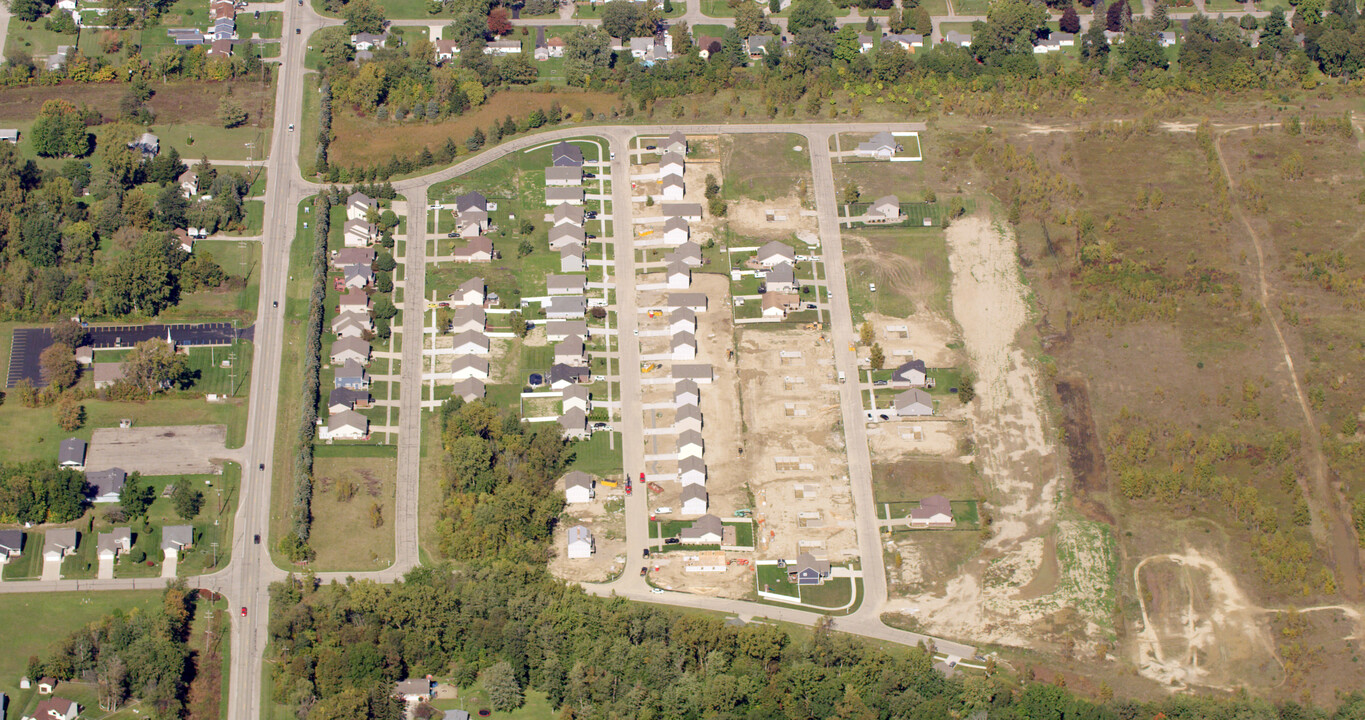 Burton Estates in Burton, MI - Building Photo