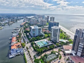 4751 Gulf Shore Blvd N in Naples, FL - Foto de edificio - Building Photo