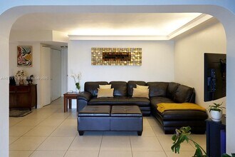 20105 NE 3rd Ct in Miami, FL - Building Photo - Building Photo