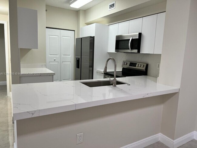 2400 E Preserve Way, Unit 204 in Miramar, FL - Foto de edificio - Building Photo