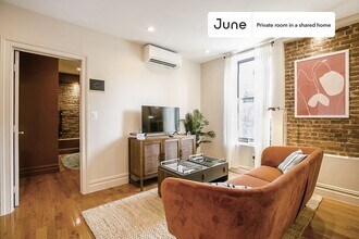 Private bedroom in 3 bed/2 bath Home in New York, NY - Building Photo - Building Photo