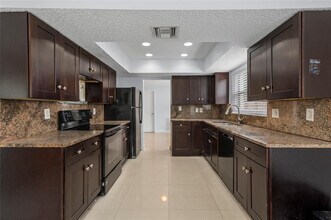 842 SW 68th Ave in North Lauderdale, FL - Foto de edificio - Building Photo