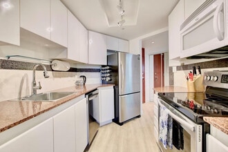 1052 Burrard St in Vancouver, BC - Building Photo - Building Photo