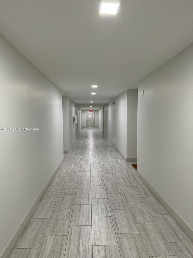 303 Racquet Club Rd in Weston, FL - Building Photo - Building Photo