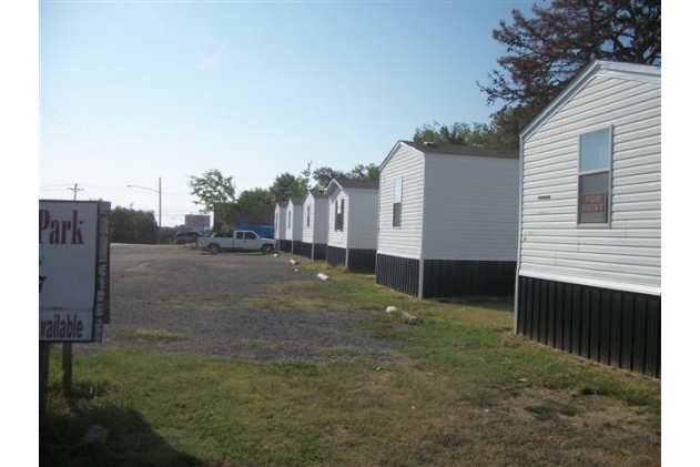 B & J Mobile Home Park in Tahlequah, OK - Foto de edificio