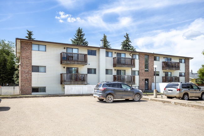 5811 58 Av in Red Deer, AB - Building Photo - Building Photo